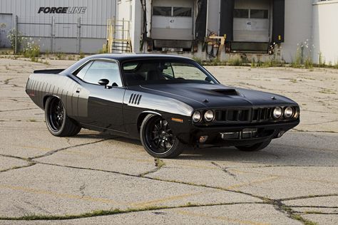 '71 Cuda on Forgeline GZ3 wheels was built by Wisconsin's Salvaggio Automotive Design. Plymouth Hemi Cuda, Hemi Cuda, Plymouth Cars, Plymouth Cuda, Mopar Cars, Mopar Muscle Cars, Plymouth Barracuda, Vw Porsche, Pt Cruiser