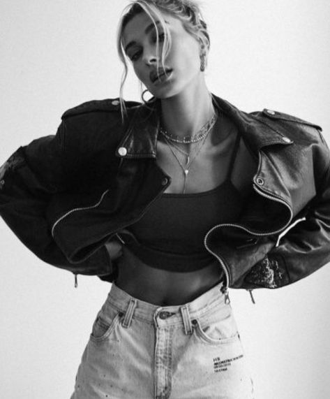 Black Outfit Party, Pose Mannequin, Pose Mode, Hailey Baldwin Style, Studio Photography Poses, Photographie Portrait Inspiration, 사진 촬영 포즈, Model Pose, Model Inspo