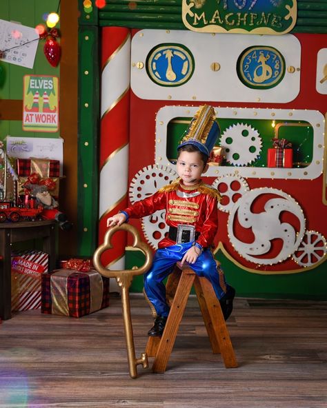 Hermoso soldadito de plomo en el taller de santa Christmas Toy Factory, Christmas Toy Shop, Toy Workshop, Mascaras Halloween, Toy Factory, Christmas School, Christmas Yard, Christmas Backdrops, Christmas Toys