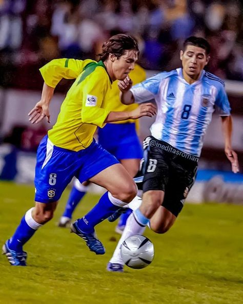 Kaká vs Riquelme. Brasil x Argentina, 2005. Brazil Team, Brazil, Running, Quick Saves, Argentina