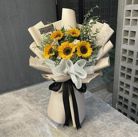 ပန်းစည်း Photo, Sunflower Money Bouquet, Graduation Flowers Bouquet, Paper Bouquet Diy, Flower Boquet, Birthday Flowers Bouquet, Diy Bouquet Wrap, Money Bouquet, Fresh Flower Bouquets