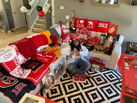 Delta Sigma Theta Room Ideas, Delta Sigma Theta Crossing Gifts, Sorority Photoshoot, Sorority Pictures, Delta Sigma Theta Gifts, Decorated Room, Sorority Sisterhood, Greek Paraphernalia, Delta Girl