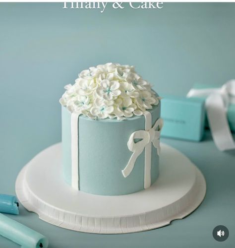 Tiffany Cake, Tiffany Blue Cakes, Tiffany Birthday, Tiffany Cakes, Cake Custom, Blue Cakes, Cake Decorating Designs, Breakfast At Tiffanys, Custom Cake