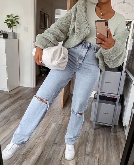 Cute Casual Jean Outfits Winter, Boyfriend Style Jeans Outfit, Light Mom Jeans Outfit Winter, Winter Outfits With Air Force Ones, Cute Mom Jeans Outfit Winter, Dad Jeans Outfit Women Winter, Outfit Helle Jeans, Lightwash Jean Outfits, Fall Basic Outfits