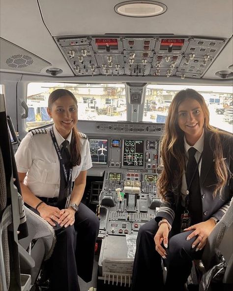 Lady Pilot Aesthetic, Aesthetic Pilot, Job Aesthetic, Cabin Crew Jobs, Pilot Career, Female Pilots, Aviation Education, Aviation Careers, Student Pilot