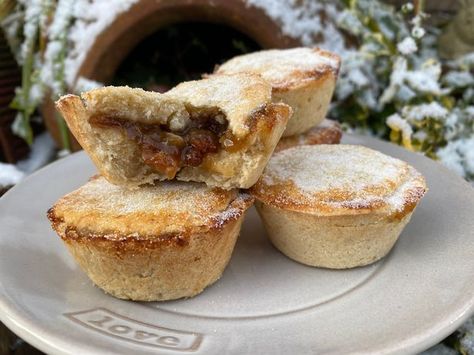 Paul Hollywood Mince Pies, Paul Hollywood Recipes, Carrot Cake Muffin Recipe, Mince Pie Recipe, Best Roast Potatoes, Mince Pies Christmas, Delia Smith, Easy Carrot Cake, Carrot Cake Muffins