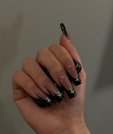 long black french chrome hearts acrylic nails 2022 nail trends Quince Nails, Punk Nails, Gothic Nails, Goth Nails, Black Nail Designs, Unique Acrylic Nails, Black French, Nail Extensions, French Tip Nails