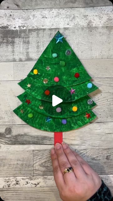 Christmas Craft For 2 Year, Paper Plate Tree Craft, Christmas Trees Crafts For Kids, Christmas Paper Plate Crafts For Kids, Christmas Tree Craft For Preschoolers, Paper Plate Christmas Tree Craft, Christmas Tree Activities For Toddlers, Christmas Craft For Kindergarten, Christmas Tree Crafts For Toddlers