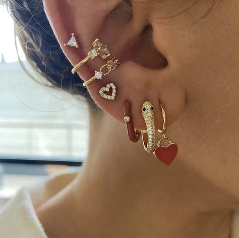 Aesthetic Ear Piercings, Piercing Ideas Face, Piercing Art, Earring Inspo, Piercing Inspo, Cool Ear Piercings, Jewelry Aesthetic, Live In Style, Stacked Earrings