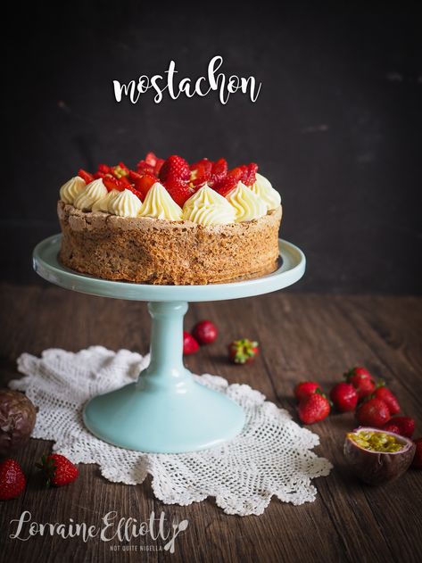 Mostachon Recipe, Strawberry Meringue Cake, Fruit Topped Cake, Mexican Fruit, Fluffy Cheesecake, Strawberry Meringue, Meringue Desserts, Cream Cheese Topping, Sliced Strawberries