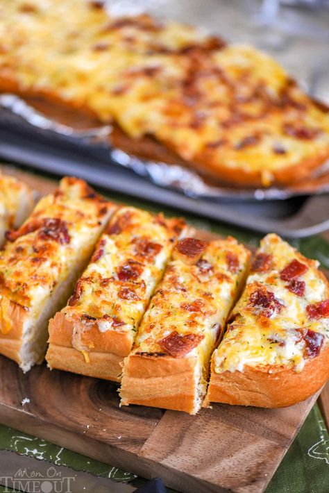 Bacon Ranch Cheesy Bread - Mom On Timeout Ranch Bread, Hamburger Macaroni Soup, Slow Cooker Spaghetti Sauce, Slow Cooker Appetizers, Crockpot Steak, Macaroni Soup, Mom On Timeout, How To Make Bacon, Cheesy Bacon