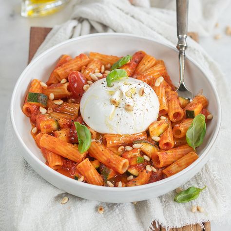 Pasta+met+burrata Buratta Recipe, Burrata Recipe, Prosciutto Pasta, Pasta Pomodoro, Vodka Pasta, Uk Recipes, Caprese Pasta, Tomato Pasta, High Tea