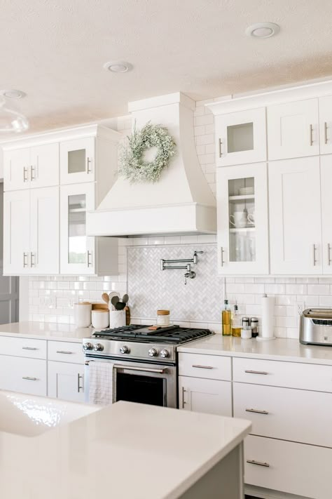 Kitchen Hood Design, White Modern Farmhouse, Fixer Upper Kitchen, Kitchen Vent, Hood Design, Farmhouse Kitchen Tables, Kitchen Hood, Fixer Upper Style, White Kitchen Design