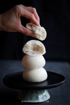 How to Make Soft Fluffy Asian Steamed Buns Every Time (Bao Zi) Chinese Steam Bun Recipe, Bao Zi, Chinese Steamed Buns, Steam Buns Recipe, Bao Buns, Pork Buns, Asian Snacks, Bread Bun, Bun Recipe