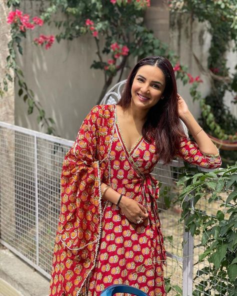 9,131 Likes, 324 Comments - AACHHO JAIPUR (@aachho) on Instagram: “♥️Posted @withregram • @jasminbhasin2806 Jadon suit paake turi tere naal ve Dekhi kinna suit…” Aachho Jaipur, Jasmine Basin, Jasmine Bhasin, Jasmin Bhasin, Peach Lehenga, Her Pictures, Suit Covers, Full Length Gowns, Boys Dpz