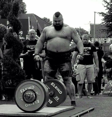 Eddie hall getting ready to deadlift 463kg (world record July 2015) Eddie Hall Strongman, Eddie Hall Wallpaper, Strongman Wallpaper, Strongman Aesthetic, Eddie Hall Deadlift, Deadlift Aesthetic, Powerlifting Men, Eddie Hall, Motivation Aesthetics