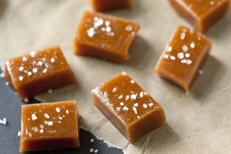 Caramel Candies Recipe, Salted Caramel Candy, Microwave Caramels, Salted Caramel Recipes, Salted Caramels, Apple Cider Caramels, Caramel Fudge, Caramel Candy, Caramel Recipes