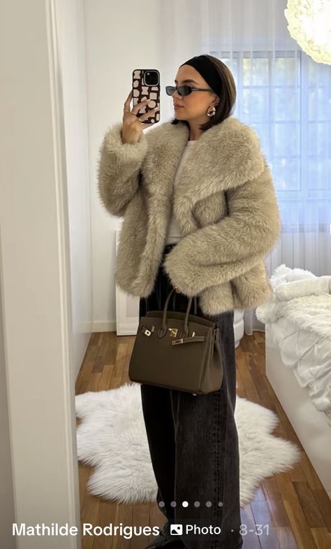 Faux Fur Coat Aesthetic, Beige Fur Coat Outfit, White Faux Fur Coat Outfit, Grey Skirt Outfits, Grey Fur Coat Outfit, Brown Faux Fur Coat Outfit, Fur Sweater Outfit, Faux Fur Coat Street Style, Casual Faux Fur Coat