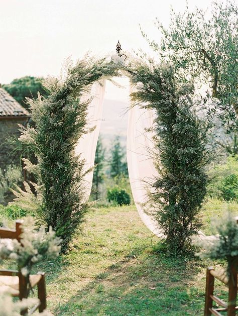 Greenery Wedding Decor, Wedding Ceremony Ideas, Flowers And Greenery, Romantic Garden Wedding, Wedding Altars, Tuscan Wedding, Ceremony Inspiration, Magical Garden, Tuscany Wedding