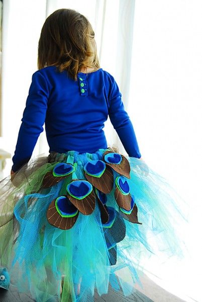 Last Minute Halloween Costume Ideas for Kids. This and More. Some Even with No Sewing! Peacock Costume Diy, Peacock Tutu, Diy Fantasia, Tutu Tutorial, Peacock Costume, Costume Carnaval, Costume Tutorial, Easter Hair, Diy Halloween Costumes