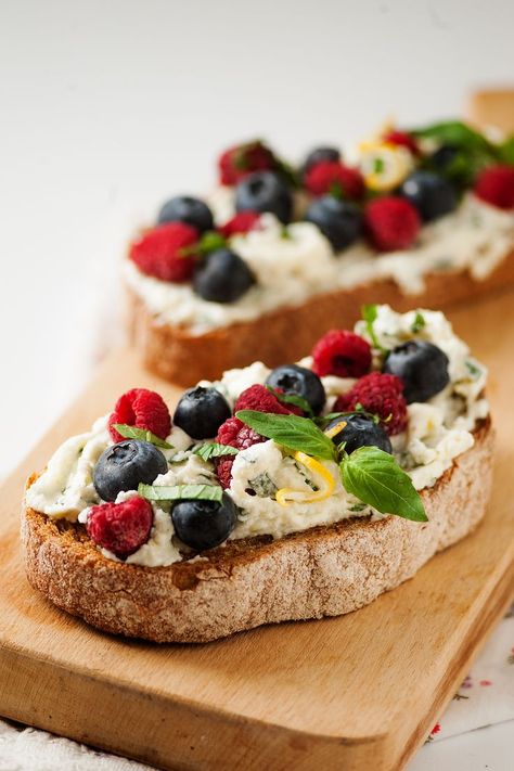 Basil Cream Cheese, Cream Cheese Toast, Cheese Toast Recipe, Fruit Toast, Greek Foods, Summer Breakfast, Cheese Toast, Healthy Breakfasts, Toast Recipes