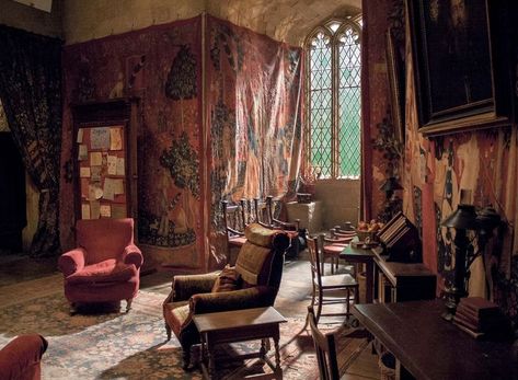 Gryffindor Room, Hogwarts Dorm, Hogwarts Interior, Maximalism Interior, Gryffindor Common Room, Dream House Aesthetic, Castle Bedroom, Gryffindor Aesthetic, Harry Potter Room Decor