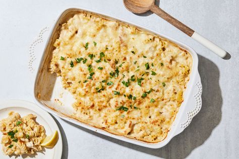 This easy dump and bake chicken Alfredo recipe will be a favorite even among the pickiest of eaters. Dump And Bake Chicken Alfredo, Dump And Bake Chicken, Dump And Bake, Ms Recipes, Chicken Alfredo Bake, Creamy Pasta Dishes, Bake Chicken, Chicken Alfredo Recipes, Food Scientist