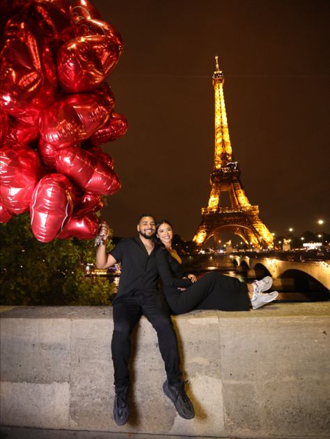 Eiffel Tower Couple Pictures, Eiffel Tower Engagement, Paris Trip Outfits, Paris Photoshoot, Balloons Photography, Paris Couple, Romantic Ideas, Paris Trip, Paris Look