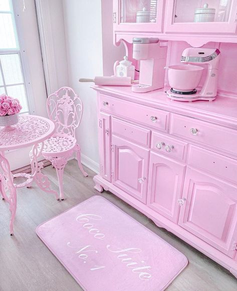 25 Pink Kitchens That Are Oh-So-Happy Pink House Interior, Chevron Backsplash, Pink Fridge, Pink Cabinets, Pink Kitchen Decor, Cute Curtains, Pink Furniture, Girly Decor, Pink Curtains