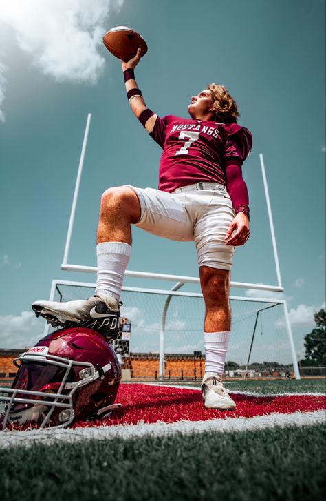 Football Team Photo Ideas, Football Tailgate Photoshoot, Football Quarterback Senior Pictures, Lineman Football Poses, Football Lineman Photo Shoot, Baseball Photography Ideas, Group Football Pictures Photo Ideas, Flag Football Photoshoot, High School Football Pictures