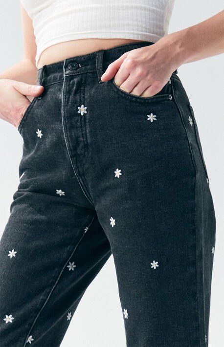 Black Raining Daisy High Waisted Straight Leg Jeans Haute Couture Embroidery, Diy Jeans, Diy Vetement, Painted Jeans, Embroidery On Clothes, Painted Clothes, Jeans Diy, Embroidered Clothes, Mode Inspo