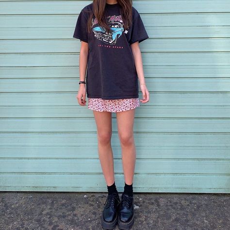 Skirt And Big Shirt, Big Shirt And Skirt Outfit, T Shirt Skirt Outfit, Tshirt Skirt Outfit, Shirt Skirt Outfit, Skirt Grunge, Skirt Styling, Shirt Styling, Tee Shirt Outfit