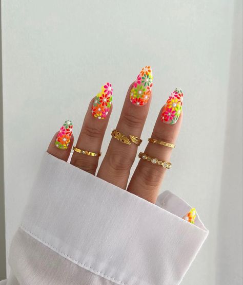 Sinole classy nails almond shaked flower patterns Daisy Nail Art, Nail Design Glitter, Cute Spring Nails, Daisy Nails, Sweater Nails, Flower Nail Designs, Flower Nail, Flower Nail Art, Pretty Acrylic Nails