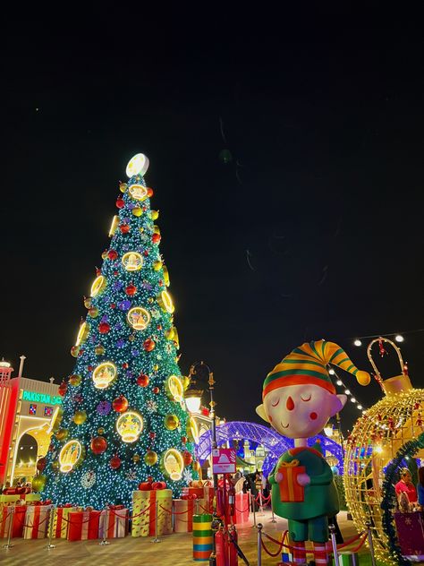 dubai, uae Christmas In Dubai, Dubai Christmas, Dubai Winter, Global Village Dubai, Pictures Of Beautiful Places, Dubai Vacation, Dark Background Wallpaper, Vacation With Kids, Winter Arc