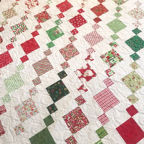 Chandelier Quilt, Square Quilts, Charm Pack Quilt Patterns, Charm Square Quilt, Christmas Quilt Blocks, Charm Pack Quilt, Charm Pack Quilts, Fun Quilt, Christmas Quilt Patterns