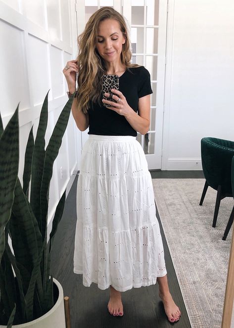 white tiered skirt and black tee Tiered Skirt Outfit, White Skirt Outfits, Summer Shift Dress, White Long Skirt, Summer Style Guide, White Maxi Skirts, Maxi Skirt Outfits, Boho Skirt, Boho Skirts