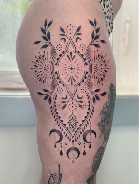 Geometric Tattoo Design Back, Ornamental Tattoo Design Thigh, Thigh Ornament Tattoo, Ornamental Thigh Tattoo, Fine Line Ornamental Tattoo, Tight Tattoo, Back Of Thigh Tattoo, Ornament Tattoo, Tattoo Perna