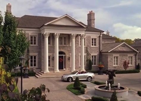 You Can Now Buy The Famous "Mean Girls" Mansion For $15 Million OMG only if I had that much money to spend on a house Luxurious Mansions, Dream Life House, Dream Mansion, Regina George, Modern Mansion, Mansion Interior, Grand Homes, Mansions Homes, Luxury Homes Dream Houses