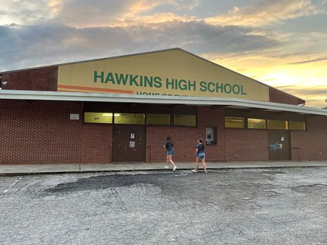 Stranger Things Hawkins High School, Hawkins High School Aesthetic, Hawkins High School Stranger Things, Stranger Things Dr, Hawkins High School, Dr Visuals, Bloxburg Town, 80s House, Bird Box