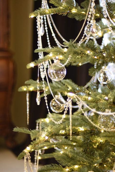 All That Glistens Christmas Tree Theme! My tree features very elegant crystal Christmas decorations like crystal drop ornaments, long sparkling icicles, and icy crystal garlands! #glasstree #ChristmasTreeTheme2020 #ChristmasTreeIdeas2020 Christmas Tree Inspo, Christmas Decor Trends, Crystal Christmas Tree, Glam Christmas, Christmas Tree Inspiration, Christmas Tree Garland, Christmas Tree Themes, Noel Christmas, Christmas Mood