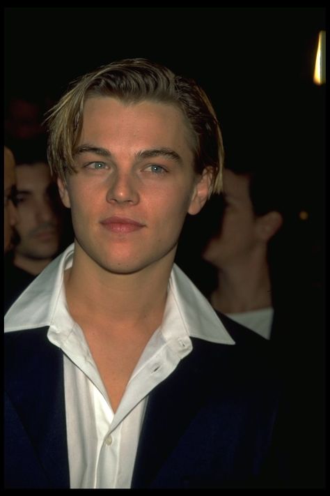 1996- HarpersBAZAAR.com Leonardo Dicaprio Hair, Leonardo Dicaprio Photos, Glume Harry Potter, Leonardo Dicaprio 90s, Jack Dawson, Young Leonardo Dicaprio, 90s Men, 얼굴 그리기, Leo Dicaprio