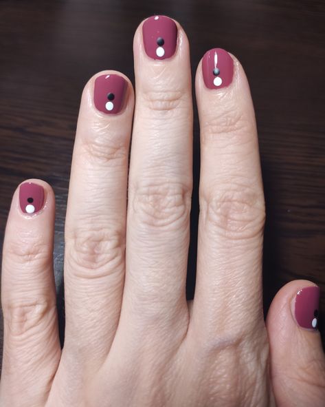 Short Nails With Black, Purple Short Nails, Nails With Black And White, Nails With Dots, Nails With Black, Dot Nails, Dots Nails, Nails White, Purple Shorts