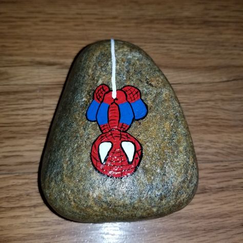 Painted Rocks Spiderman, Superhero Rock Painting, Spider Man Rock Painting, Superhero Painted Rocks, Marvel Rock Painting, Wood Spider, Boy Crafts, Vinyl Record Art Ideas, Spiderman Painting