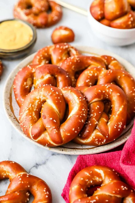 My sourdough soft pretzels are a great sourdough recipe that uses active sourdough starter. This is a great sourdough baking recipe that tastes better than mall pretzels. These would be a great game day recipe, perfect for a football party! Sourdough Pretzel Recipe, Starbucks Muffins, Sourdough Pretzel, Sourdough Ideas, Sourdough Buns, Sourdough Pretzels, Active Sourdough Starter, Sugar Spun Run, Sourdough Pizza Crust