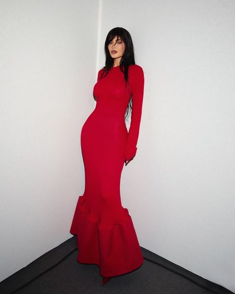 Kylie Jenner Red Dress, Kylie Jenner Dress, Kylie Jenner Icons, Looks Kylie Jenner, Trajes Kylie Jenner, Cute Sweaters For Fall, Estilo Kylie Jenner, Sweater Outfits Fall, Kylie Jenner Outfits