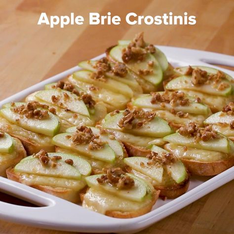 Here's what you need: baguette, brie cheese, granny smith apple, candied walnuts, honey Brie Appetizers, Cheese Brie, Apple Brie, Crostini Appetizers, Thanksgiving 2020, Party Appetizers Easy, Recipes Appetizers, Cook Recipes, Brie Cheese