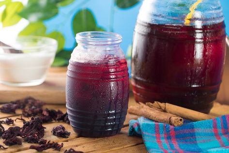 El agua de jamaica se hace a base de la flor infusionada en agua caliente para extraer el sabor y se endulza con azúcar. Tiene un sabor ácido y es muy popular en Jamaica, México, Centroamérica, Sudamérica y el Caribe, además de que es muy económica, es muy refrescante. Jamaica Agua, Jamaica Drink, Passion Tea Lemonade, Agua Fresca Recipe, Mexican Snacks, Mexican Drinks, Agua Fresca, Latin Food, Smoothie Drinks