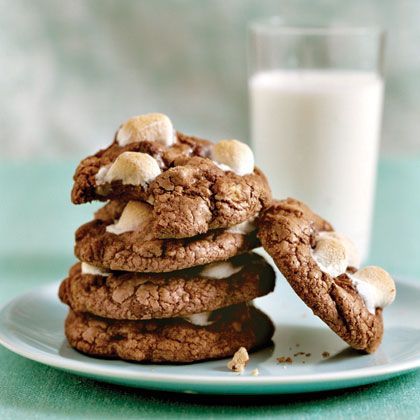 Mississippi Mud Cookies | Rich chocolate and ooey-gooey marshmallows give these cookies their savory sweetness. Mississippi Mud Cookies, Christmas Cookie Swap Recipes, Mud Cookies, Mud Recipe, Cookie Swap Recipes, Resep Brownies, Mississippi Mud, Gooey Cookies, Best Cookie Recipes