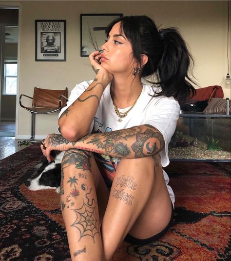 Leg Henna, Tattoed Women, Beautiful Photoshoot Ideas, Red Ink Tattoos, Stylist Tattoos, Back Tattoo Women, Elegant Tattoos, Tattoo Placement, Piercing Tattoo