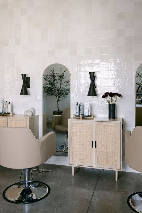 COPPER + MANE SALON | Audrey Scheck Design Neutral Salon Suite, Salon Color Bar Ideas Small Spaces, Salon Suite Aesthetic, Minimalist Salon Suite, Hairstylist Station Ideas, Coastal Salon, Hair Station Ideas, Shampoo Area In Salon, Salon Station Decor